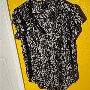 Women's Black and White Patterned Blouse